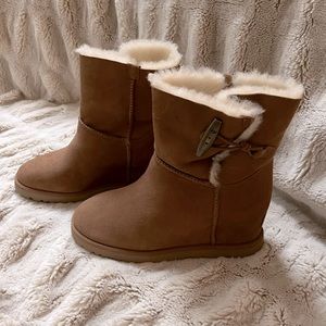 Never worn Ugg boots. Women’s size 7. Color: Chestnut.